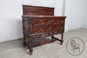 картинка Антикварный комод салоне старинных вещей "Шебби" являющийся официальным дистрибьютором в России и Беларуси