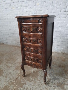 картинка Антикварный дубовый комод с выдвижными ящиками салоне старинных вещей "Шебби" являющийся официальным дистрибьютором в России и Беларуси