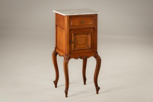 картинка Старинный комод из дуба с мраморным верхом салоне старинных вещей "Шебби" являющийся официальным дистрибьютором в России и Беларуси