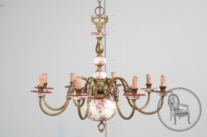 картинка Старинная фарфоровая люстра в фламандском стиле салоне старинных вещей "Шебби" являющийся официальным дистрибьютором в России и Беларуси