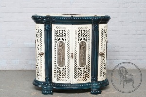 картинка Антикварная чугунная печь с эмалированной поверхностью салоне старинных вещей "Шебби" являющийся официальным дистрибьютором в России и Беларуси