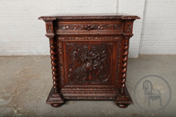 Антикварный комод из дуба в охотничьем стиле код. BE107508