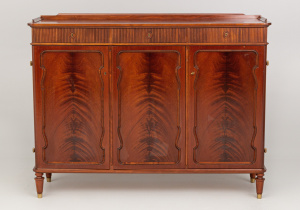 картинка Старинный комод салоне старинных вещей "Шебби" являющийся официальным дистрибьютором в России и Беларуси