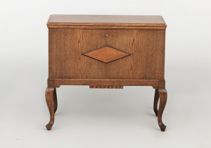 картинка Старинная тумбочка салоне старинных вещей "Шебби" являющийся официальным дистрибьютором в России и Беларуси