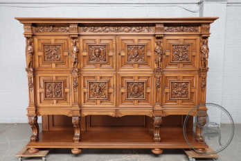 Антикварный шкаф с объемными изображениями мужских фигур код. BE107939