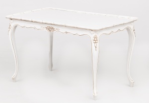 картинка Старинный журнальный столик белого цвета салоне старинных вещей "Шебби" являющийся официальным дистрибьютором в России и Беларуси