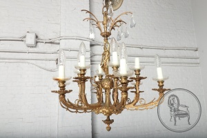 картинка Старинная бронзовая люстра с женской фигурой в центре салоне старинных вещей "Шебби" являющийся официальным дистрибьютором в России и Беларуси