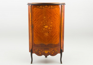 картинка Старинный угловой посудный шкаф салоне старинных вещей "Шебби" являющийся официальным дистрибьютором в России и Беларуси