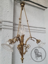 Старинная люстра с плафонами в виде тюльпанов, декорированная листьями аканта, виноградными лозами и лавровыми лист код.&nbsp;BE4165682