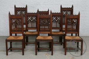 картинка Антикварные стулья в готическом стиле салоне старинных вещей "Шебби" являющийся официальным дистрибьютором в России и Беларуси