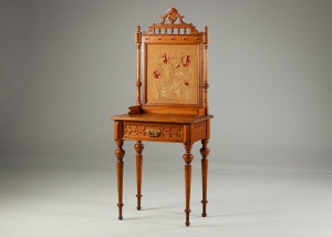 картинка Антикварное бюро с декоративной панелью, украшенной гобеленом салоне старинных вещей "Шебби" являющийся официальным дистрибьютором в России и Беларуси