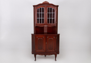 картинка Старинный угловой посудный шкаф салоне старинных вещей "Шебби" являющийся официальным дистрибьютором в России и Беларуси