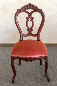 картинка Антикварный стул салоне старинных вещей "Шебби" являющийся официальным дистрибьютором в России и Беларуси