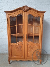 Антикварный шкаф-витрина из дуба с резьбой код.&nbsp;BE4165519