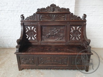 Антикварная скамья с насыщенной резьбой в мифологической тематике код. BE4143112