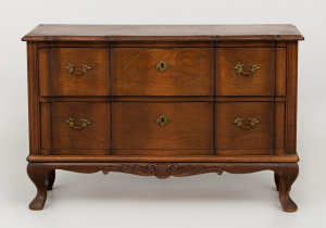 картинка Старинный комод салоне старинных вещей "Шебби" являющийся официальным дистрибьютором в России и Беларуси