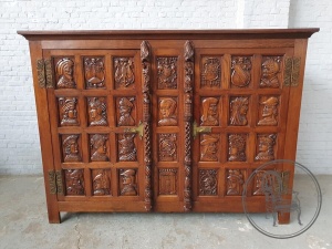 картинка Антикварный дубовый шкаф в готическом стиле салоне старинных вещей "Шебби" являющийся официальным дистрибьютором в России и Беларуси