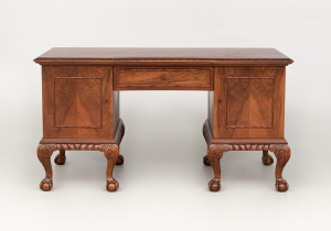 картинка Старинный письменный стол салоне старинных вещей "Шебби" являющийся официальным дистрибьютором в России и Беларуси