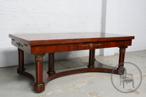 картинка Антикварный стол из красного дерева в стиле ампир салоне старинных вещей "Шебби" являющийся официальным дистрибьютором в России и Беларуси