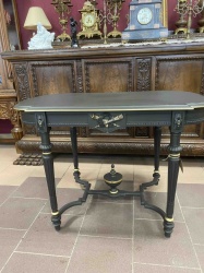 Антикварный кофейный стол с точеными ножками, соединенными фигурной проножкой код. BLT72