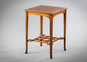 картинка Старинный английский столик из бука салоне старинных вещей "Шебби" являющийся официальным дистрибьютором в России и Беларуси