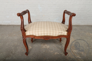 картинка Антикварная банкетка салоне старинных вещей "Шебби" являющийся официальным дистрибьютором в России и Беларуси