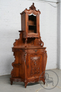 картинка Антикварная витрина из ореха с резьбой в виде ангела салоне старинных вещей "Шебби" являющийся официальным дистрибьютором в России и Беларуси