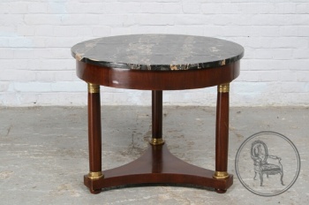 Антикварный приставной столик из красного дерева код. BE4097511