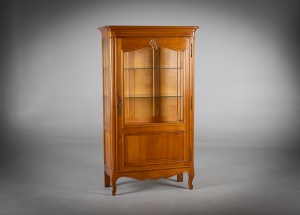 картинка Старинный шкаф с застекленными дверцами, резным карнизом и филенчатой нижней панелью салоне старинных вещей "Шебби" являющийся официальным дистрибьютором в России и Беларуси