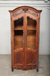 Антикварная ореховая витрина с растительным орнаментом код. BE61449