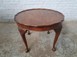 картинка Старинный столик из красного дерева в стиле Королевы Анны салоне старинных вещей "Шебби" являющийся официальным дистрибьютором в России и Беларуси