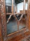 Антикварная витрина с ажурной узорчатой резьбой код. BE4097751 фото 4