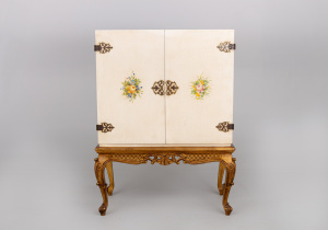 картинка Антикварный комод салоне старинных вещей "Шебби" являющийся официальным дистрибьютором в России и Беларуси