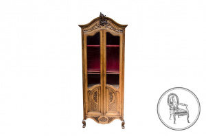 картинка Антикварная витрина с резным фронтоном салоне старинных вещей "Шебби" являющийся официальным дистрибьютором в России и Беларуси