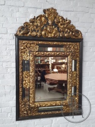 Антикварное зеркало в деревянной раме с латунными декоративными элементами код. BE4161611
