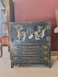 Старинный комод в стиле Шинуазри, декорированный перламутром код.&nbsp;VAD2
