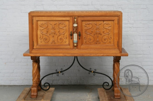 картинка Антикварный комод салоне старинных вещей "Шебби" являющийся официальным дистрибьютором в России и Беларуси