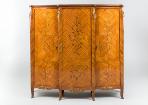 картинка Антикварный шкаф салоне старинных вещей "Шебби" являющийся официальным дистрибьютором в России и Беларуси