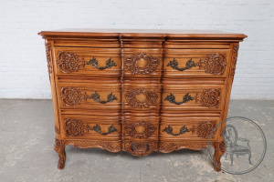 картинка Антикварный комод салоне старинных вещей "Шебби" являющийся официальным дистрибьютором в России и Беларуси