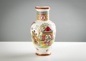 картинка Старинная ваза с росписью в стиле Шинуазри салоне старинных вещей "Шебби" являющийся официальным дистрибьютором в России и Беларуси