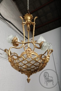 картинка Антикварная бронзовая люстра в форме корзины с цветами салоне старинных вещей "Шебби" являющийся официальным дистрибьютором в России и Беларуси