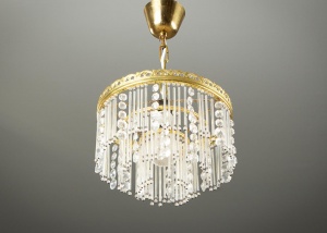 картинка Старинная люстра с хрустальными подвесками и золотистой отделкой салоне старинных вещей "Шебби" являющийся официальным дистрибьютором в России и Беларуси