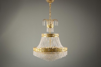 Старинная люстра из латуни и многоярусным каскадом из хрустальных подвесок код. RM4109773