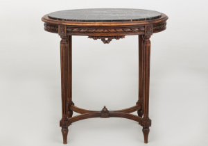 картинка Старинный приставной столик салоне старинных вещей "Шебби" являющийся официальным дистрибьютором в России и Беларуси