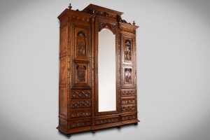 картинка Антикварный шкаф в бретонском стиле с сюжетной резьбой салоне старинных вещей "Шебби" являющийся официальным дистрибьютором в России и Беларуси