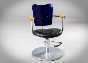 картинка Старинное парикмахерское кресло с элементами индустриального дизайна. салоне старинных вещей "Шебби" являющийся официальным дистрибьютором в России и Беларуси