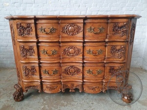картинка Старинный комод с резным волнистым фасадом салоне старинных вещей "Шебби" являющийся официальным дистрибьютором в России и Беларуси