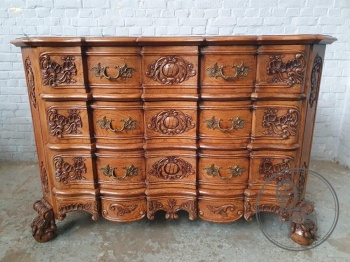 Старинный комод с резным волнистым фасадом код. BE4105087