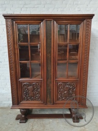 Старинная витрина на высоких опорах с геральдической резьбой код. BE4097747