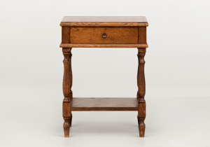 картинка Старинная тумбочка салоне старинных вещей "Шебби" являющийся официальным дистрибьютором в России и Беларуси